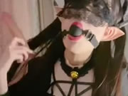 Fille asiatique maigre, petite diablesse se masturbant