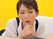 Japonaise s’accroupit pour profiter du sexe oral