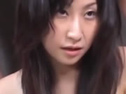 Une actrice japonaise jouit dans la bouche après une fellation