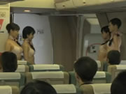 Agent de bord japonais dans des sous-vêtements